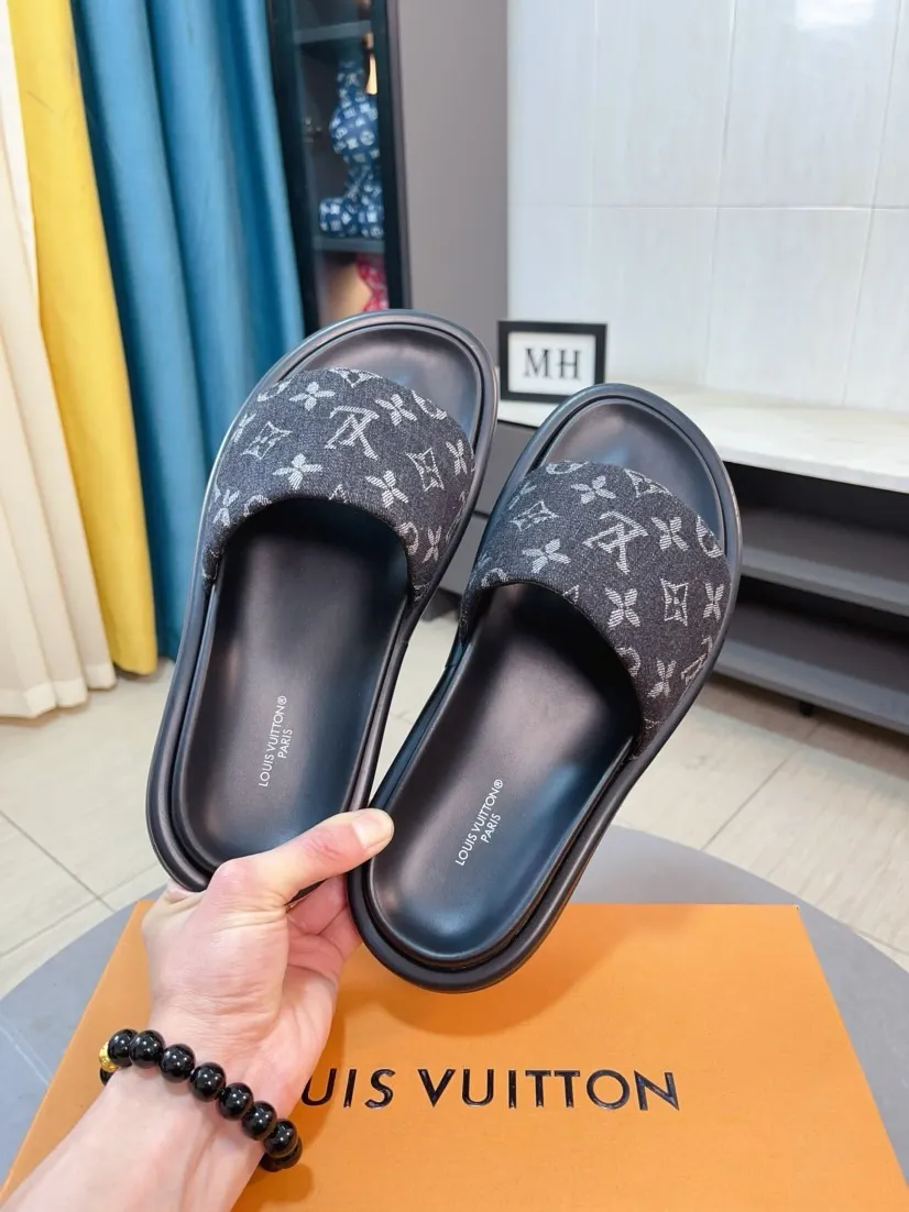 Ex-factory price 360🌹🌹 (lv-Louis Vuitton) New men's slippers, high-end boutique, exquisite embossed logo decoration on the upper, fine workmanship, super soft soles, casual, loose and comfortable, a must-have in summer! \nsize：38-44